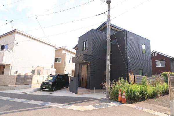 奈良市三松2丁目の中古一戸建の前面道路含む現地写真画像