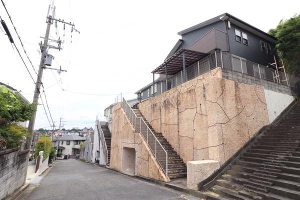 奈良市帝塚山1丁目の中古一戸建の前面道路含む現地写真画像