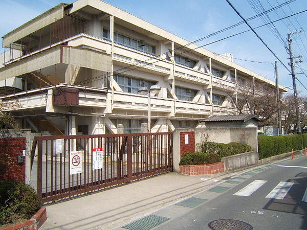 生駒市有里町の新築一戸建の小学校画像