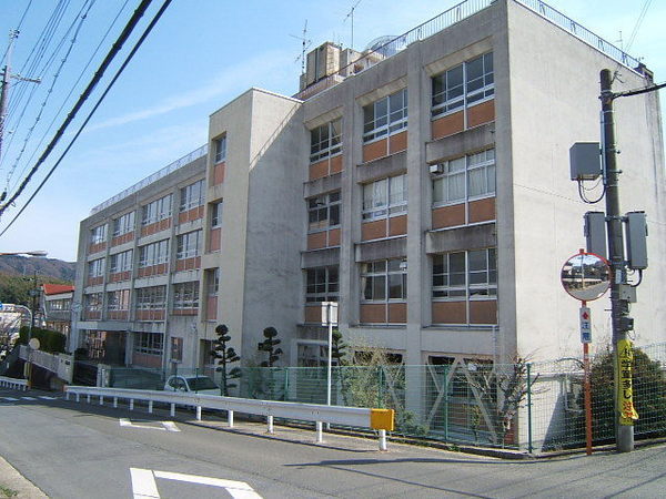 生駒市有里町の新築一戸建の中学校画像