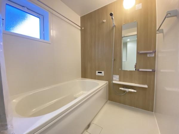 生駒市有里町の新築一戸建のバス画像