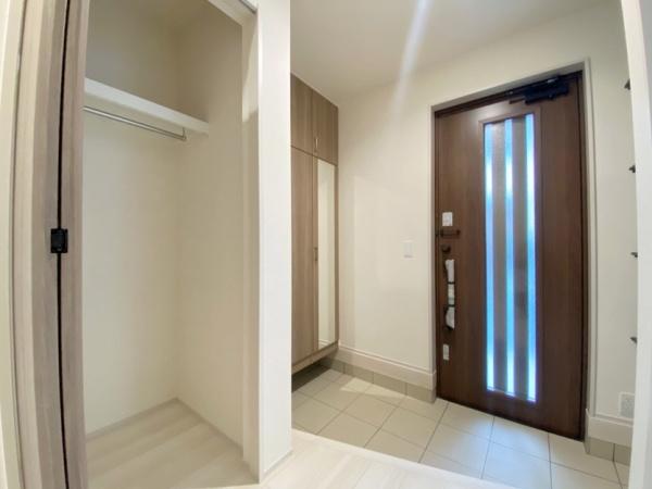 生駒市有里町の新築一戸建の玄関画像