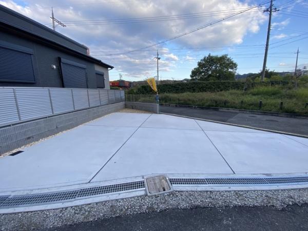 生駒市有里町の新築一戸建の駐車場画像