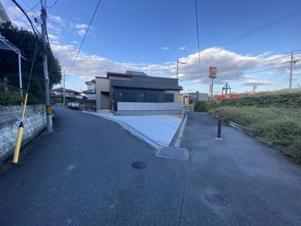 生駒市有里町の新築一戸建の前面道路含む現地写真画像