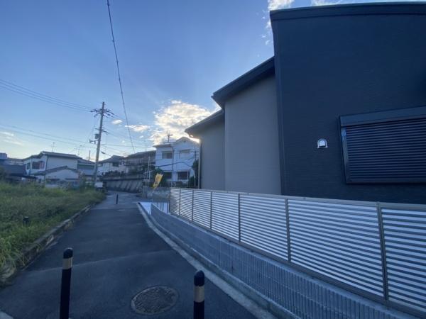 生駒市有里町の新築一戸建の前面道路含む現地写真画像