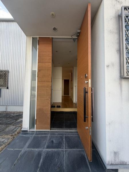 奈良市中町　中古戸建の玄関画像