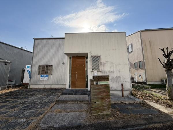 奈良市中町　中古戸建の駐車場画像