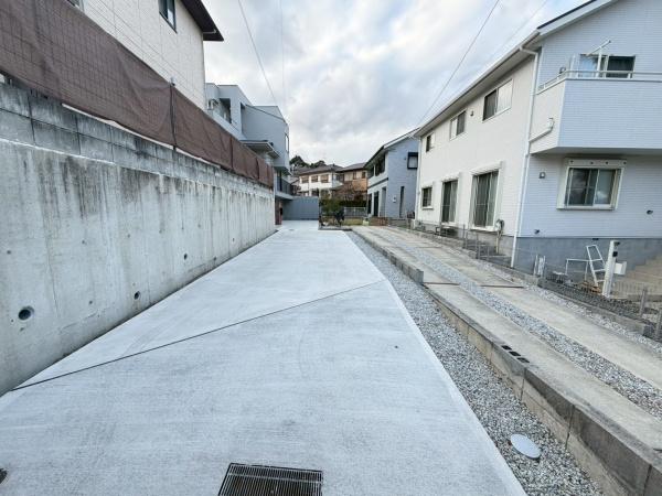 生駒西旭ケ丘　中古一戸建ての駐車場画像