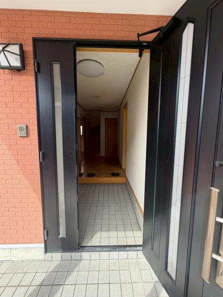 生駒市真弓３丁目の中古一戸建の玄関画像