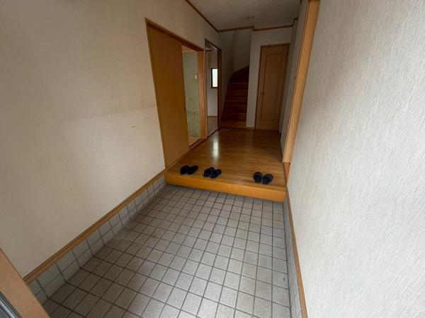 生駒市真弓３丁目の中古一戸建の玄関画像