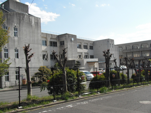 中菜畑2丁目　新築全6棟の小学校画像