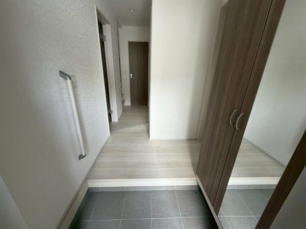 生駒市仲之町　新築住宅の玄関画像