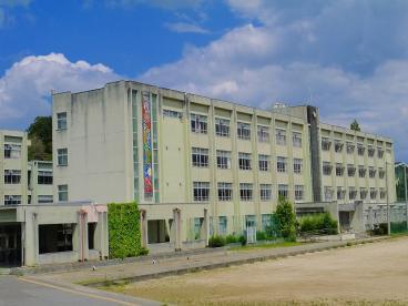 奈良市登美ヶ丘4丁目の中学校画像