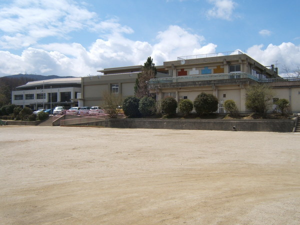 生駒市小明町　中古戸建の小学校画像