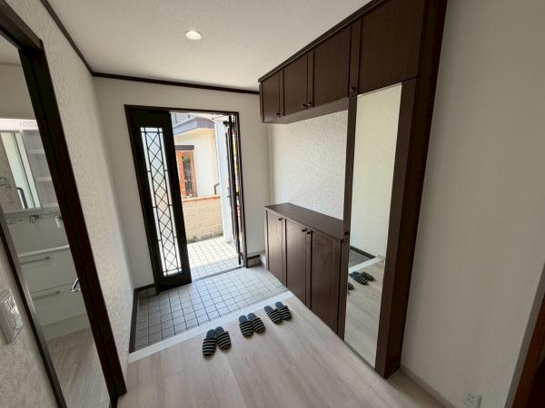 生駒市小明町　中古戸建の玄関画像