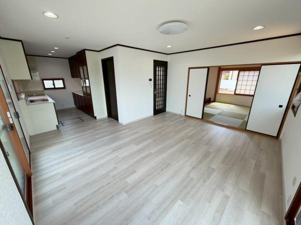 生駒市小明町　中古戸建のリビング画像