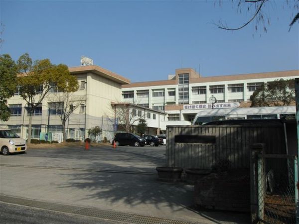 ライオンズマンション富雄の中学校画像