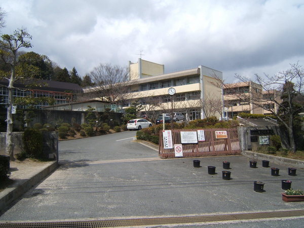 生駒市喜里が丘2丁目の小学校画像