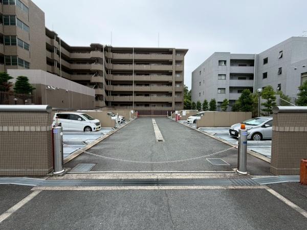 ローレルコート萩の台エルフラッツの駐車場画像
