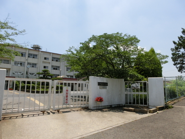 奈良市神功3丁目の中古一戸建の中学校画像