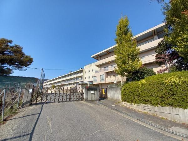 生駒郡三郷町立野北2丁目の土地の小学校画像