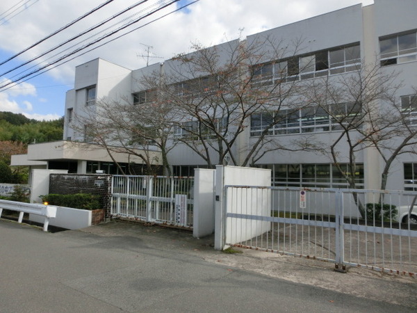 生駒市高山町の中古一戸建の小学校画像