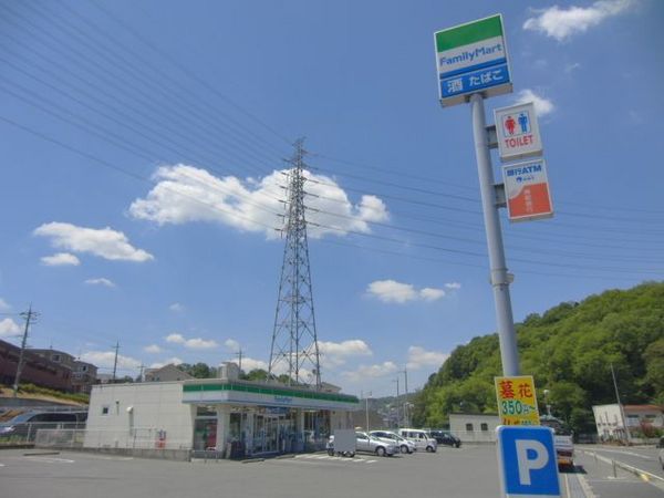 生駒市高山町の中古一戸建のコンビニ画像