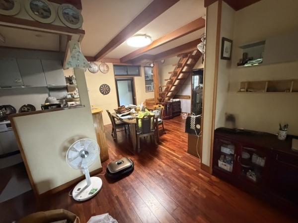 生駒市小明町の中古一戸建のリビング画像