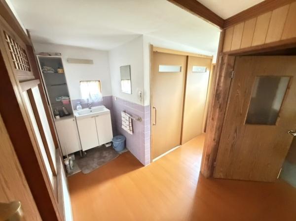 生駒市小明町の中古一戸建の洗面台・洗面所画像