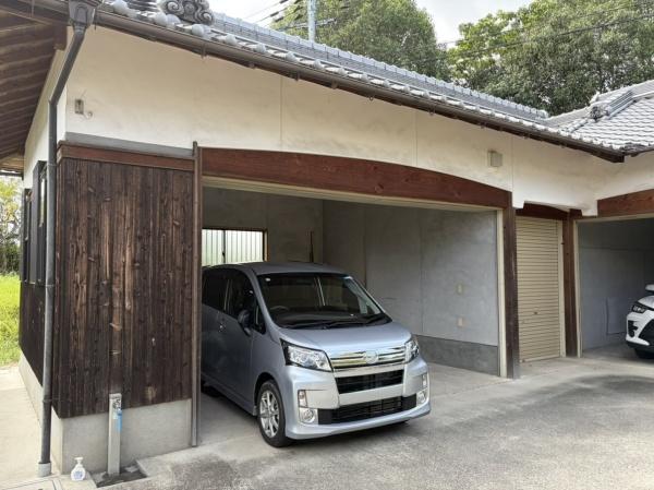 生駒市小明町の中古一戸建の駐車場画像