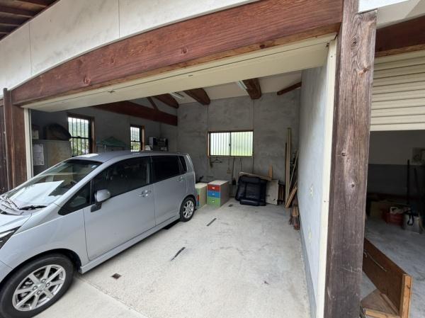 生駒市小明町の中古一戸建の駐車場画像