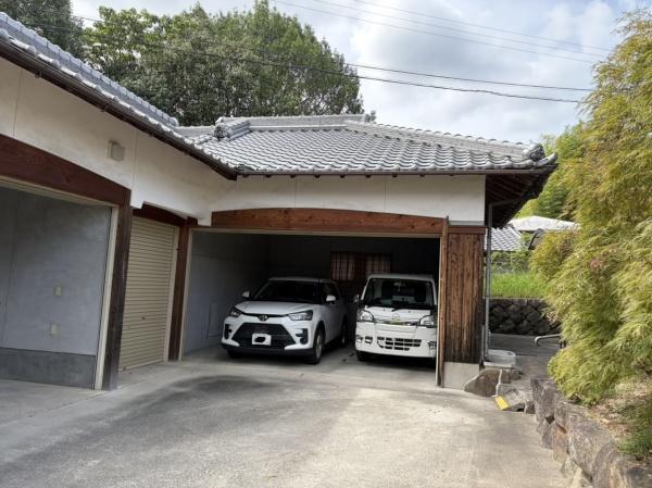 生駒市小明町の中古一戸建の駐車場画像