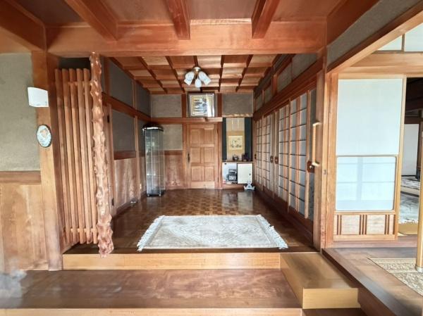 生駒市小明町の中古一戸建の玄関画像