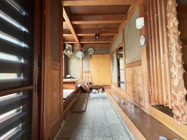 生駒市小明町の中古一戸建の玄関画像