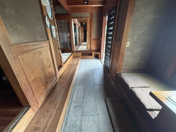 生駒市小明町の中古一戸建の玄関画像