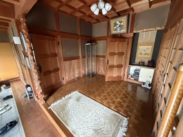 生駒市小明町の中古一戸建の玄関画像