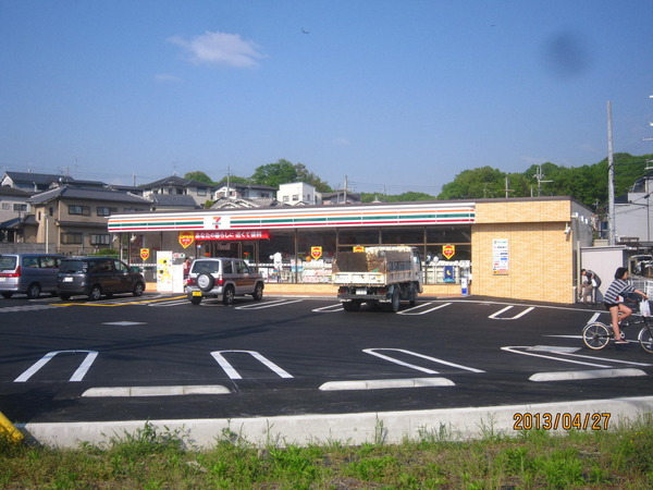 生駒郡斑鳩町龍田北2丁目の中古一戸建のコンビニ画像