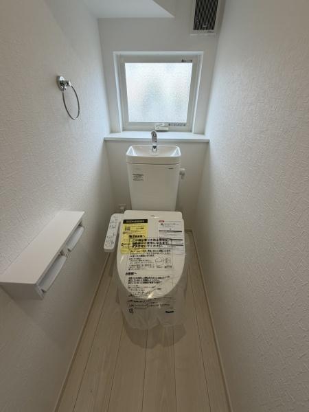 生駒郡斑鳩町目安北1丁目の新築一戸建のトイレ画像
