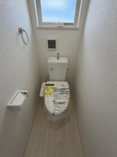生駒郡斑鳩町目安北1丁目の新築一戸建のトイレ画像