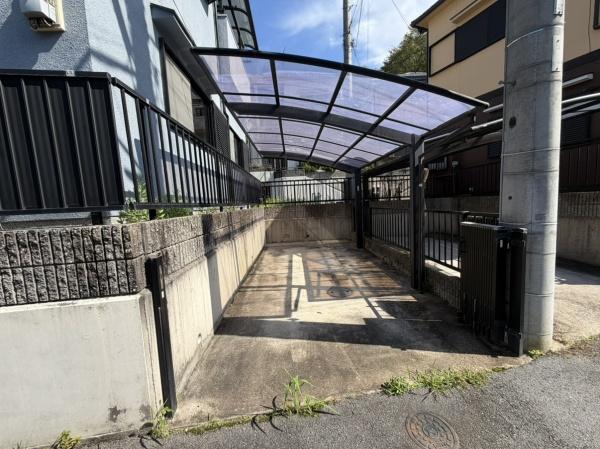 生駒市辻町の中古一戸建の駐車場画像