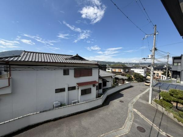生駒市辻町の中古一戸建の前面道路含む現地写真画像