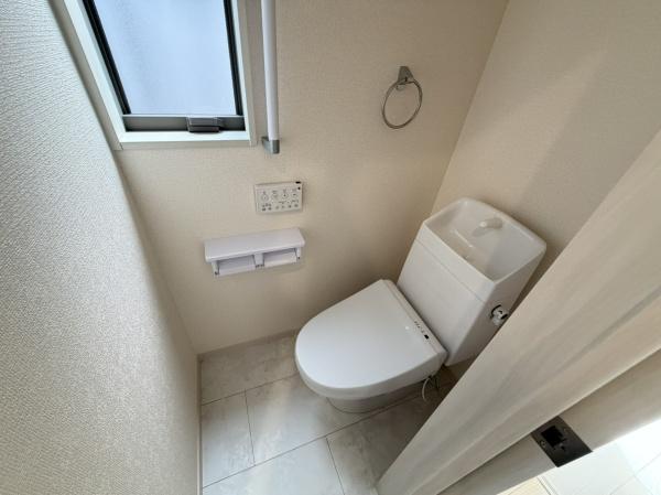 奈良市押熊町の新築一戸建のトイレ画像