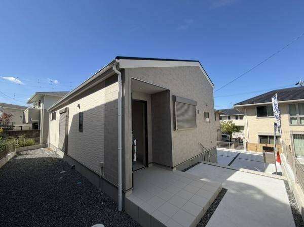 奈良市押熊町の新築一戸建の前面道路含む現地写真画像