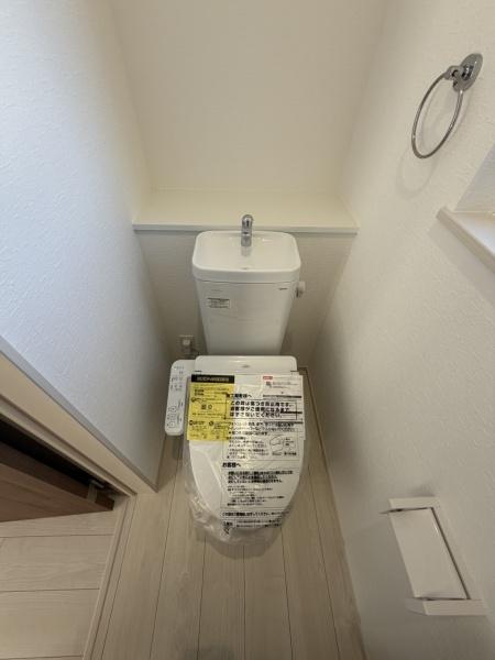 奈良市学園緑ヶ丘2丁目の新築一戸建のトイレ画像