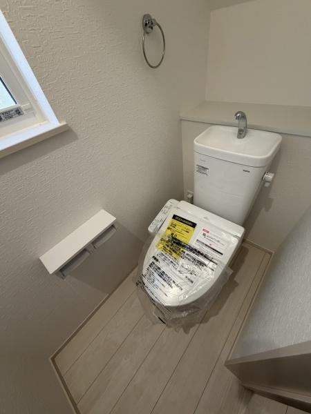 奈良市学園緑ヶ丘2丁目の新築一戸建のトイレ画像