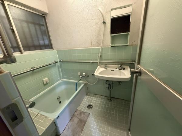 生駒市俵口町の中古一戸建のバス画像