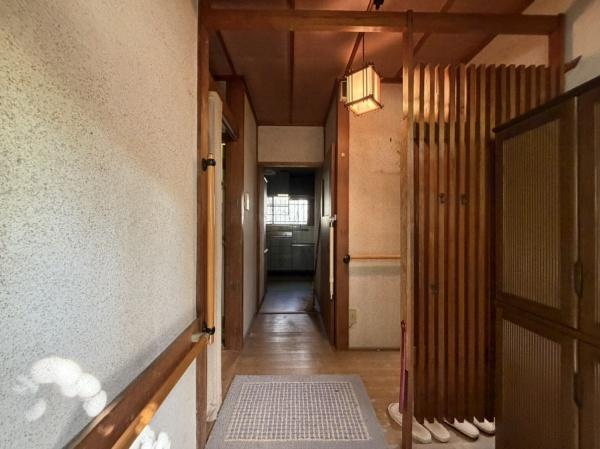生駒市俵口町の中古一戸建の玄関画像