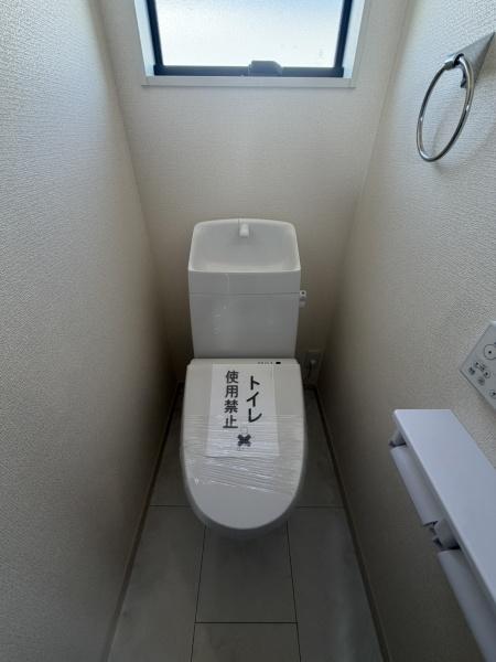 奈良市東九条町の新築一戸建のトイレ画像
