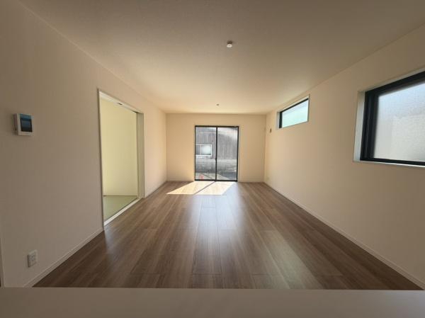 奈良市東九条町の新築一戸建のリビング画像