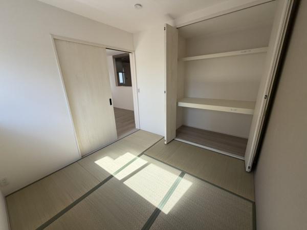 奈良市法蓮町の新築一戸建の和室画像